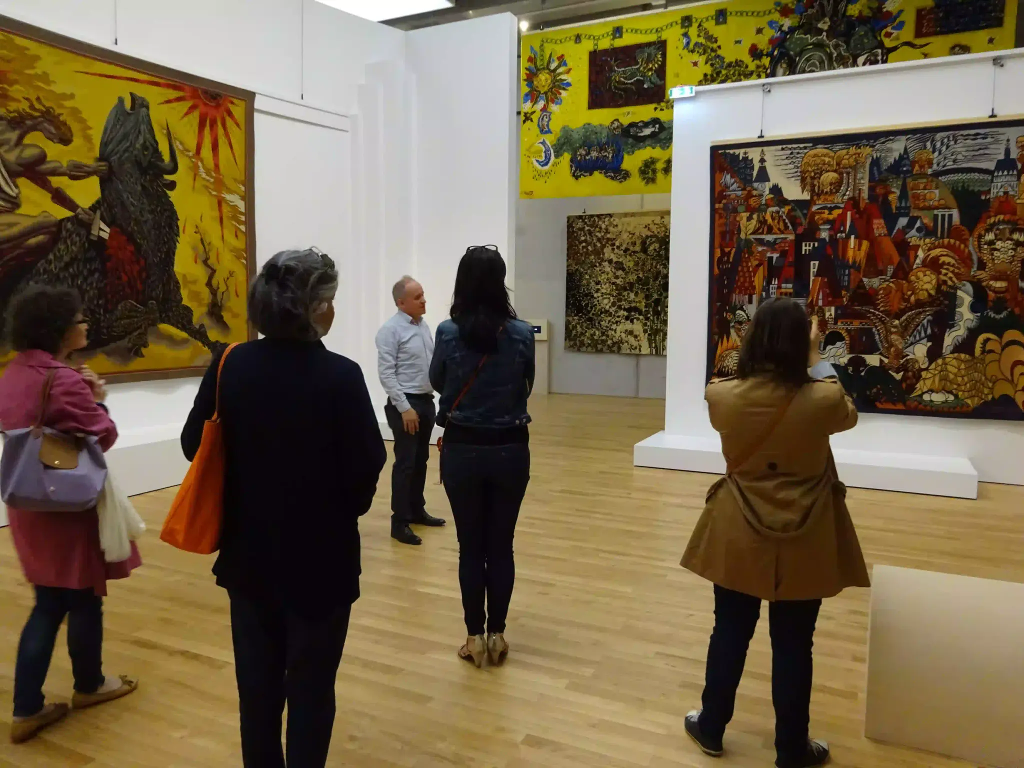 Visiteurs découvrant un domaine viticole